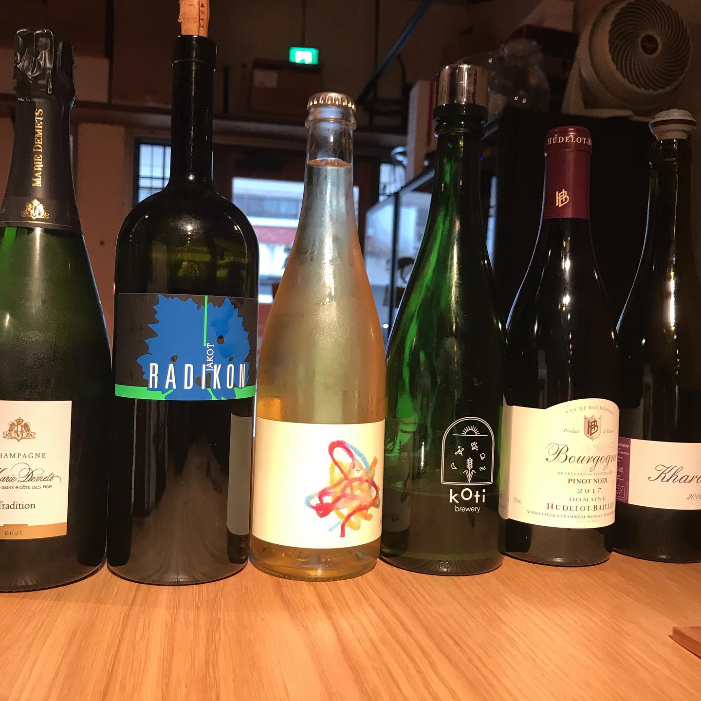 本年の営業も本日30日が最終日になりました。年始は4日より通常営業いたします。今年も変わらずご愛顧いただきまして、大変ありがとうございました。当店にとって今年は、お料理の内容や内装を変えたりと、大幅なリニューアルを行った変化の年であり、自分にとっては開業13年目にして新たなチャレンジの年でした。まだまだ至らないところばかりですが、どうぞ今後ともよろしくお願いいたします。今日もたくさんワインや日本酒開けてお待ちしています！#イルフェソワフ #ワイン#日本酒 #薬院#警固#ラディコン#ヤーコット2009