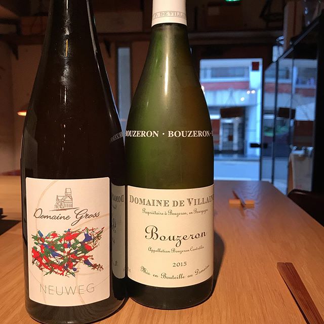 本日1/18のグラスワインで開けてます。対照的な二つのワインです。右　ドメーヌ・ド・ヴィレーヌ 　ブーズロン2015(アリゴテ100%) アリゴて種唯一の村名AOC。 　正統派で綺麗なワインですねー左　ドメーヌ・グロス 　ヌーヴェグ2018(ゲヴェルツ100%) 白ワインなんですが皮も一緒に漬け込んだいわゆるオレンジワイン。ちょっと変わってるが癖になりますよー本日1/18カウンター空きあります。よろしくお願いします。#イルフェソワフ #ワイン#日本酒 #薬院#警固#グラスは全9種開けてます