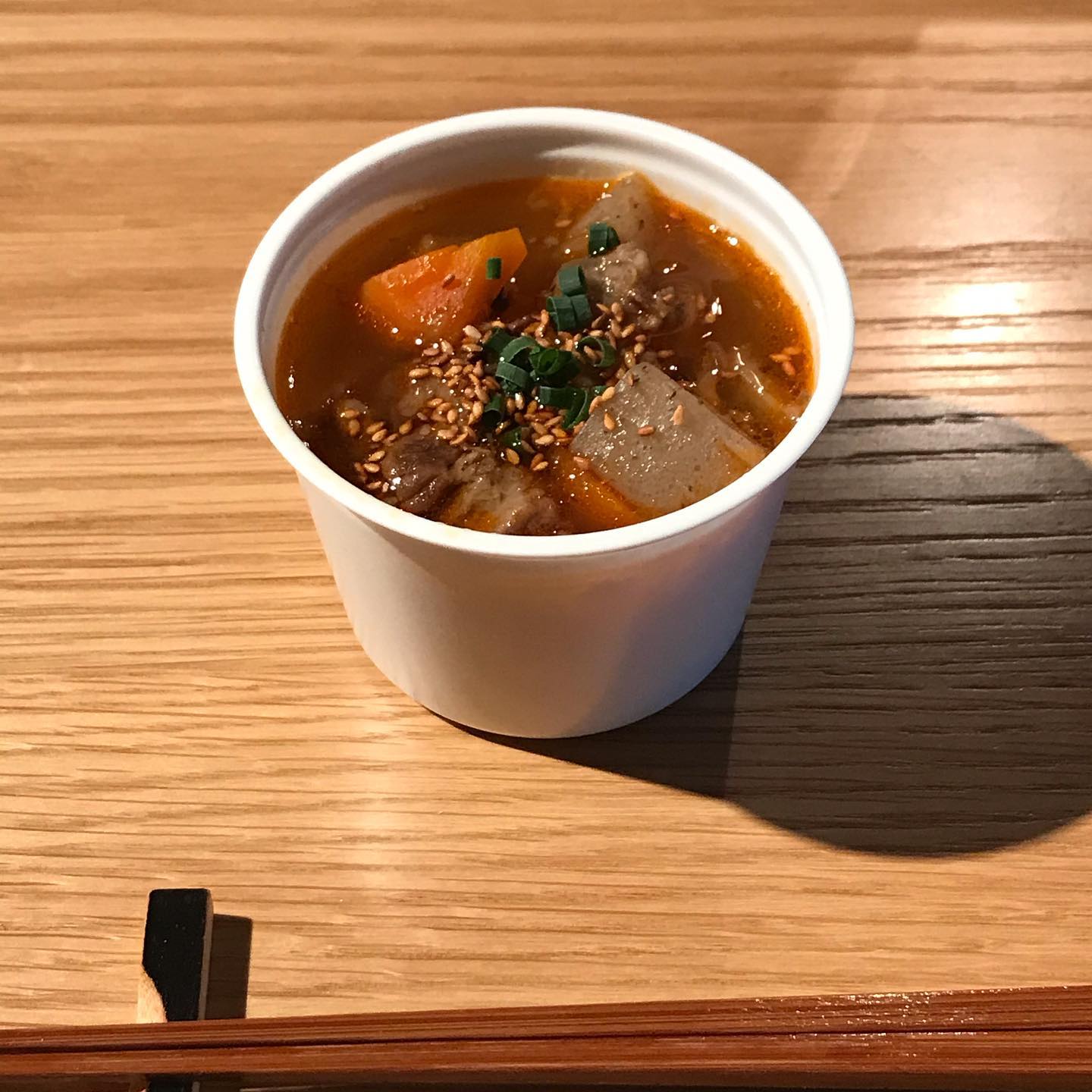 今日4/6から追加のテイクアウトメニューです。営業時間も早く開けます！しばらく16:00ー22:00 (os21:00)3、牛すじの煮込み　700円(税込) 　じっくり炊いた牛すじにゴボウ、ニンジン　大根、コンニャクを合わせてます。日本酒のあてや白ごはんとどうぞ。4、自家製ソーセージとお野菜のトマトソース煮込み　1600円(税込) 　いつもは備長炭で炙ってお出ししているソーセージをポトフのように煮込みました。ソーセージとお野菜から出た旨みたっぷりのトマトスープもあったまりますよ。引き続き1、前菜いろいろ盛り合わせ　1350円(税込)2、自然派野菜の元気サラダ　460円(税込)もやってます。明るい時間の早飲みよろしくお願いします。一杯だけもオッケーよ