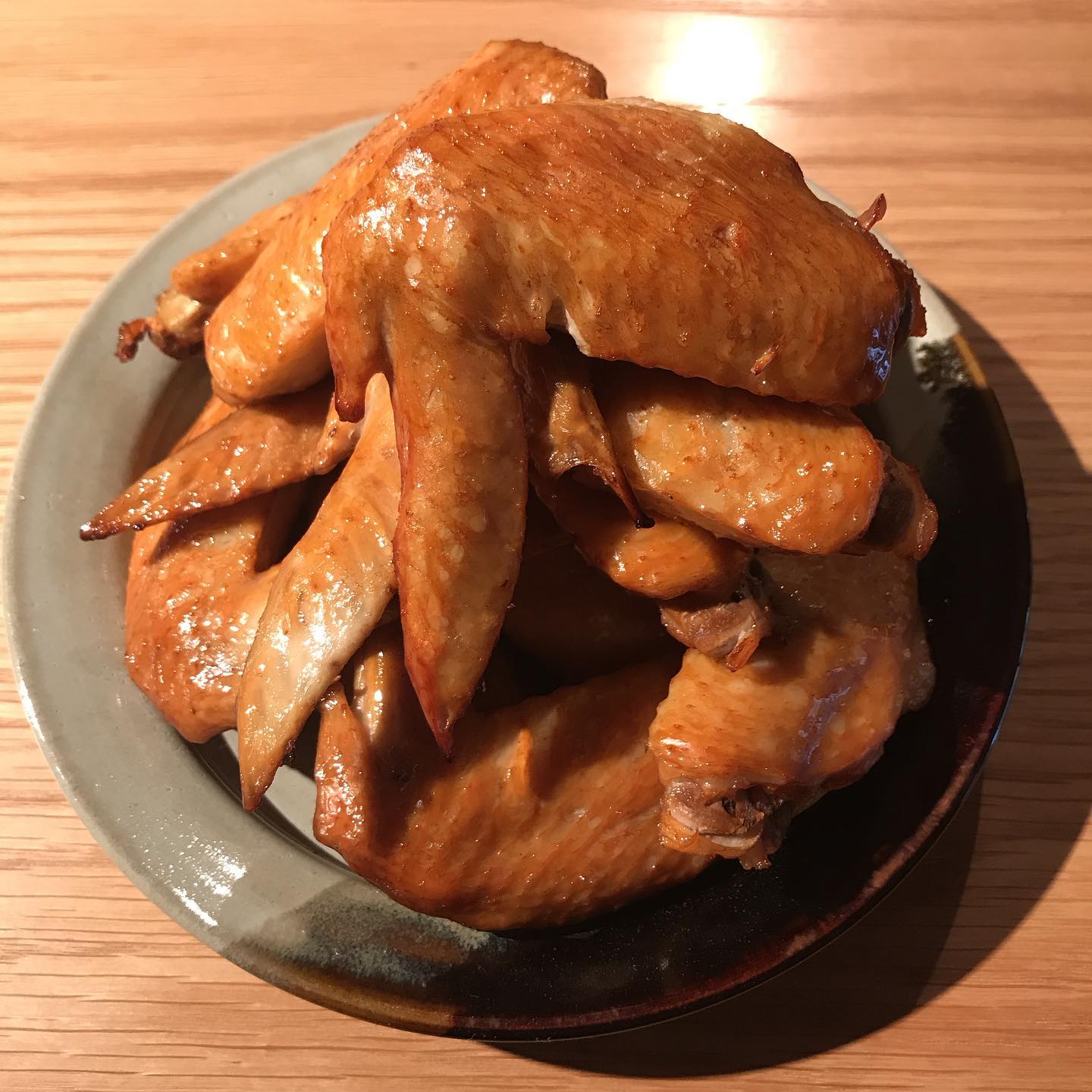 今日4/12は日曜日ですがテイクアウト営業しています。14時-20時までです。品切れしてました手羽先のスモークも上がりました。一本250円(税込)です。引き続き・鶏モモ肉の炭火焼き　1350円(税込)・前菜いろいろ盛り合わせ　1350円(税込)・自然派野菜のサラダ　460円(税込)・日本酒のおつまみ　400円(税込)もやってます。お電話お待ちしてますイルフェソワフ　713-4550明日4/13月曜日はお休みします。