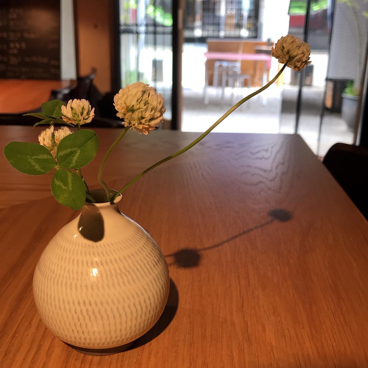 本日5/29 店内営業も席の間隔を空けて再開してます。週末は15時から23時ぐらいまで炭火焼きは16時からです。29、30日のテイクアウトは18時ぐらいまでです。 ※ワインのボトルお持ち帰り販売もできます。2200円〜本日のテイクアウトメニューー炭火焼きー・博多一番鶏のモモ肉と焼き野菜　1350円・唐津産豚肩ロースと焼き野菜　1760円・本日の鮮魚(サワラ)と焼き野菜　1350円・手羽先のスモーク　1本　250円ーその他ー・前菜のいろいろ盛り合わせ　1350円・大庭さん(須恵町)の気合の入った野菜サラダ　460円・前菜盛り合わせ内の単品選んで2種　550円全て税込イルフェソワフ　713-4550 福岡市中央区警固1-4-7 ※炭火焼きはお時間がかかりますので、お電話にて来店時間をお知らせください。持ち帰り容器の持参大歓迎です！ 20センチくらいの丸皿や角皿でOK！ご予約時にお伝えくださいね。ワインのボトル持ち帰りもできます。いつものように相談しながら選びますねー  #イルフェソワフ #ワイン#日本酒 #薬院#警固#炭火焼き#テイクアウト福岡#おもちかえりなさい福岡#おもちかえりなさい福岡中央区#テイクアウトワイン福岡#持ち帰りワイン福岡