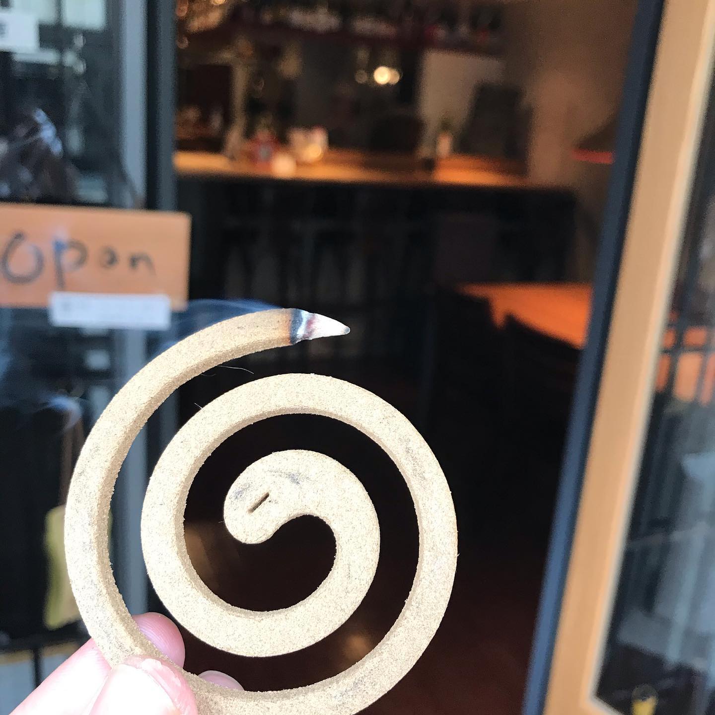 本日6/3も17時から23時(OS22時)まで通常営業してます。ちょい飲みにワインや日本酒いかがっすか？引き続きテイクアウトもやってます。ワインのボトルお持ち帰り販売もできます。2200円〜ドアを開放してるんで、蚊除け線香と虫除けを置いて対策をしてます。夏の香りですなぁ〜本日のテイクアウトメニューー炭火焼きー・博多一番鶏のモモ肉と焼き野菜　1350円・唐津産豚肩ロースと焼き野菜　1760円・本日の鮮魚(スズキ)と焼き野菜　1350円・ブリカマの塩焼き　950円・手羽先のスモーク　1本　250円ーその他ー・前菜のいろいろ盛り合わせ　1350円・大庭さん(須恵町)の気合の入った野菜サラダ　460円・前菜盛り合わせ内の単品選んで2種　550円全て税込イルフェソワフ　713-4550 福岡市中央区警固1-4-7 ※炭火焼きはお時間がかかりますので、お電話にて来店時間をお知らせください。持ち帰り容器の持参大歓迎です！ 20センチくらいの丸皿や角皿でOK！ご予約時にお伝えくださいね。ワインのボトル持ち帰りもできます。いつものように相談しながら選びますねー  #イルフェソワフ #ワイン#日本酒 #薬院#警固#炭火焼き#テイクアウト福岡#おもちかえりなさい福岡#おもちかえりなさい福岡中央区#テイクアウトワイン福岡#持ち帰りワイン福岡