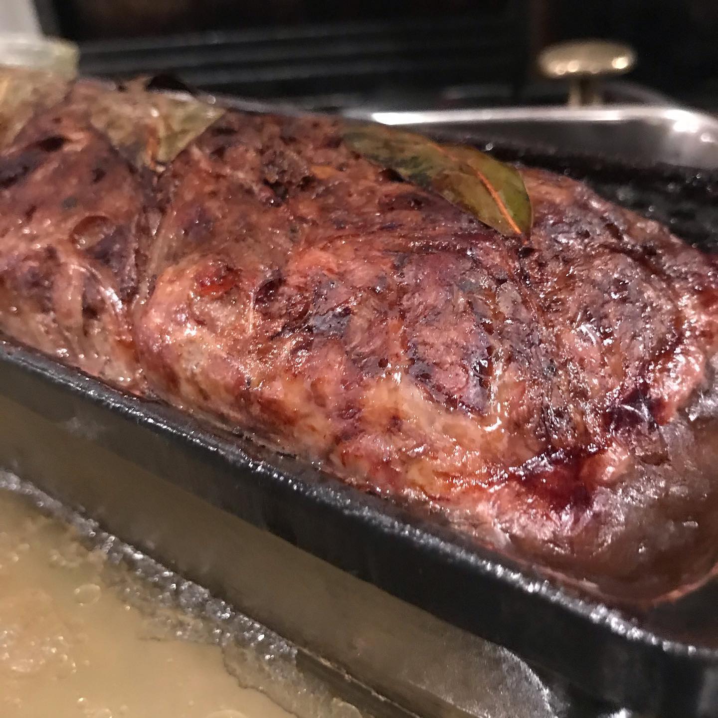 本日6/6も17時から23時(OS22時)まで通常営業してます。テイクアウトもやってます。ワインのボトルお持ち帰り販売もできます。2200円〜明日の日曜日は畑作業でお休みです。ほぼ草刈りですが！パテカン焼きました。本日のテイクアウトメニューー炭火焼きー・博多一番鶏のモモ肉と焼き野菜　1350円・唐津産豚肩ロースと焼き野菜　1760円・本日の鮮魚(スズキ)と焼き野菜　1350円・ブリカマの塩焼き　950円・手羽先のスモーク　1本　250円ーその他ー・前菜のいろいろ盛り合わせ　1350円・大庭さん(須恵町)の気合の入った野菜サラダ　460円全て税込イルフェソワフ　713-4550 福岡市中央区警固1-4-7 ※炭火焼きはお時間がかかりますので、お電話にて来店時間をお知らせください。持ち帰り容器の持参大歓迎です！ 20センチくらいの丸皿や角皿でOK！ご予約時にお伝えくださいね。ワインのボトル持ち帰りもできます。いつものように相談しながら選びますねー  #イルフェソワフ #ワイン#日本酒 #薬院#警固#炭火焼き#テイクアウト福岡#おもちかえりなさい福岡#おもちかえりなさい福岡中央区#テイクアウトワイン福岡#持ち帰りワイン福岡