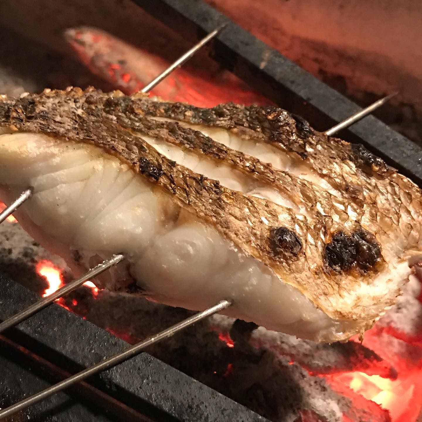 本日の炭火焼きの鮮魚はスズキです。畑の山椒のソースで食べてくださいー本日6/11も17時から23時(OS22時)まで通常営業してます。テイクアウトもやってます。ワインのボトルお持ち帰り販売もできます。2200円〜本日のテイクアウトメニューー炭火焼きー・博多一番鶏のモモ肉と焼き野菜　1350円・唐津産豚肩ロースと焼き野菜　1760円・本日の鮮魚(スズキ)と焼き野菜　1350円・ブリカマの塩焼き　950円・手羽先のスモーク　1本　250円ーその他ー・前菜のいろいろ盛り合わせ　1350円・大庭さん(須恵町)の気合の入った野菜サラダ　460円全て税込イルフェソワフ　713-4550 福岡市中央区警固1-4-7 ※炭火焼きはお時間がかかりますので、お電話にて来店時間をお知らせください。持ち帰り容器の持参大歓迎です！ 20センチくらいの丸皿や角皿でOK！ご予約時にお伝えくださいね。ワインのボトル持ち帰りもできます。いつものように相談しながら選びますねー  #イルフェソワフ #ワイン#日本酒 #薬院#警固#炭火焼き#テイクアウト福岡#おもちかえりなさい福岡#おもちかえりなさい福岡中央区#テイクアウトワイン福岡#持ち帰りワイン福岡