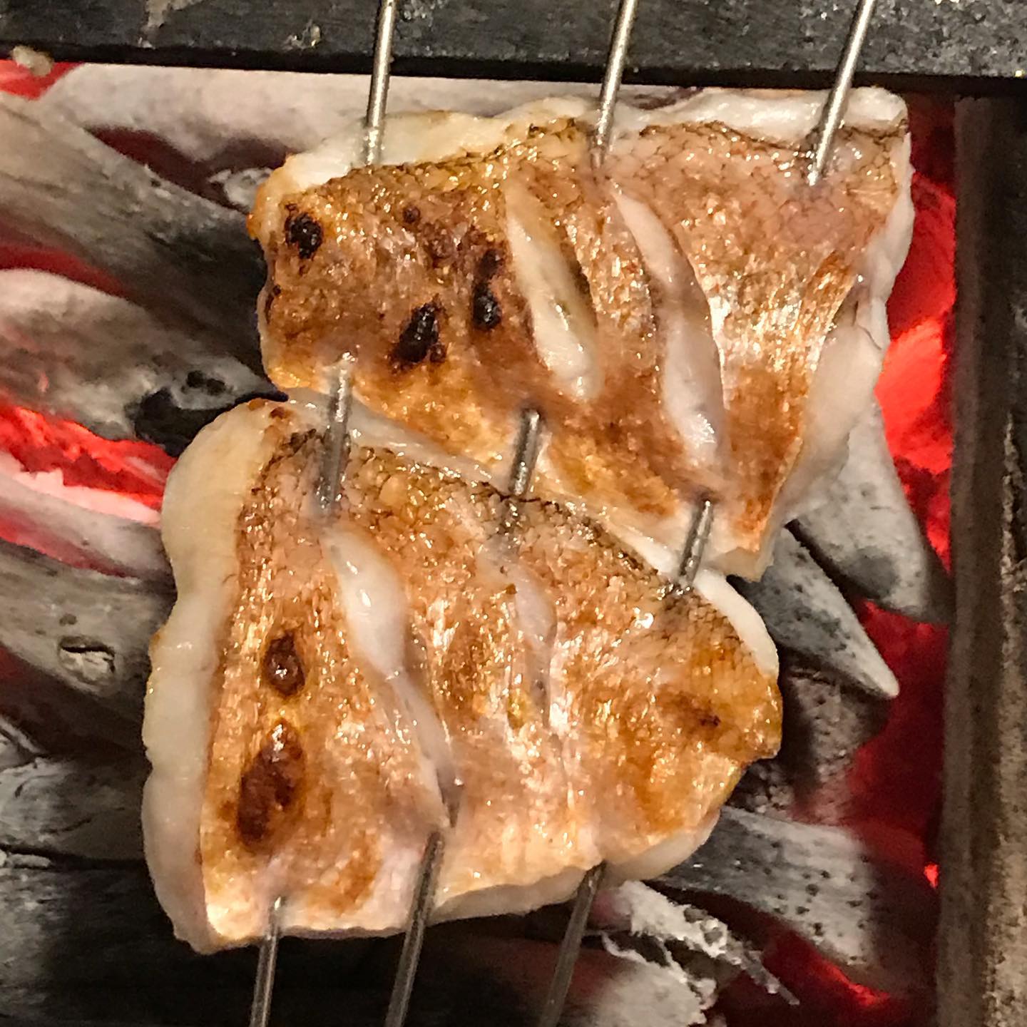今日の炭火焼きのお魚はイサキです。画像は先週の甘鯛でーす。お魚はいろいろ変わりますよー今週も始りました！よろしくお願いします。本日6/15も17時から23時(OS22時)まで通常営業してます。テイクアウトもやってます。ワインのボトルお持ち帰り販売もできます。2200円〜本日のテイクアウトメニューー炭火焼きー・博多一番鶏のモモ肉と焼き野菜　1350円・唐津産豚肩ロースと焼き野菜　1760円・本日の鮮魚(イサキ)と焼き野菜　1350円・ブリカマの塩焼き　950円・手羽先のスモーク　1本　250円ーその他ー・前菜のいろいろ盛り合わせ　1350円・大庭さん(須恵町)の気合の入った野菜サラダ　460円全て税込イルフェソワフ　713-4550 福岡市中央区警固1-4-7 ※炭火焼きはお時間がかかりますので、お電話にて来店時間をお知らせください。持ち帰り容器の持参大歓迎です！ 20センチくらいの丸皿や角皿でOK！ご予約時にお伝えくださいね。ワインのボトル持ち帰りもできます。いつものように相談しながら選びますねー  #イルフェソワフ #ワイン#日本酒 #薬院#警固#炭火焼き#テイクアウト福岡#おもちかえりなさい福岡#おもちかえりなさい福岡中央区#テイクアウトワイン福岡#持ち帰りワイン福岡
