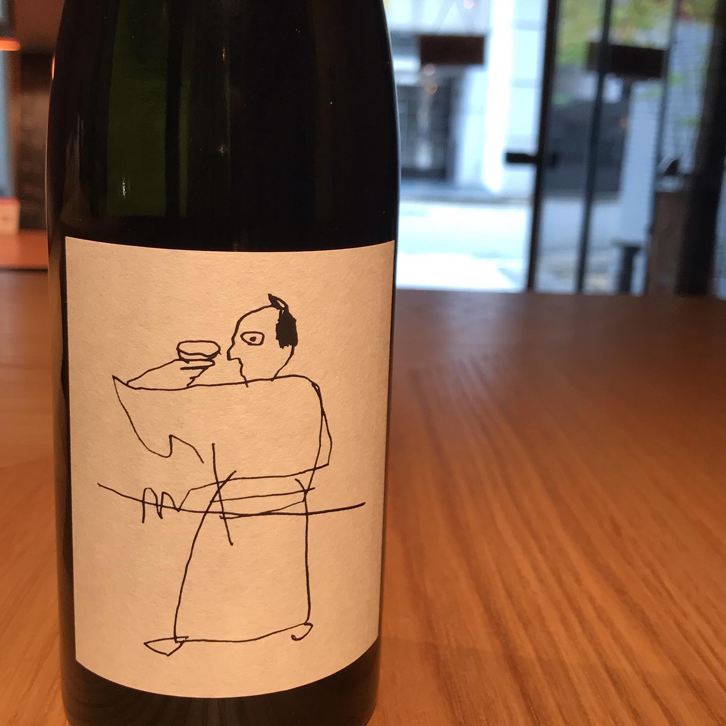 新入荷！杜の蔵「カクウチサムライ　山田錦　純米」糸島産山田錦100% キレる辛口！グラスでお出ししますねー本日6/18も17時から23時(OS22時)まで通常営業してます。テイクアウトは一旦終了しました。#イルフェソワフ #ワイン#日本酒 #薬院#警固#杜の蔵#カクウチサムライ#イカすジャケ