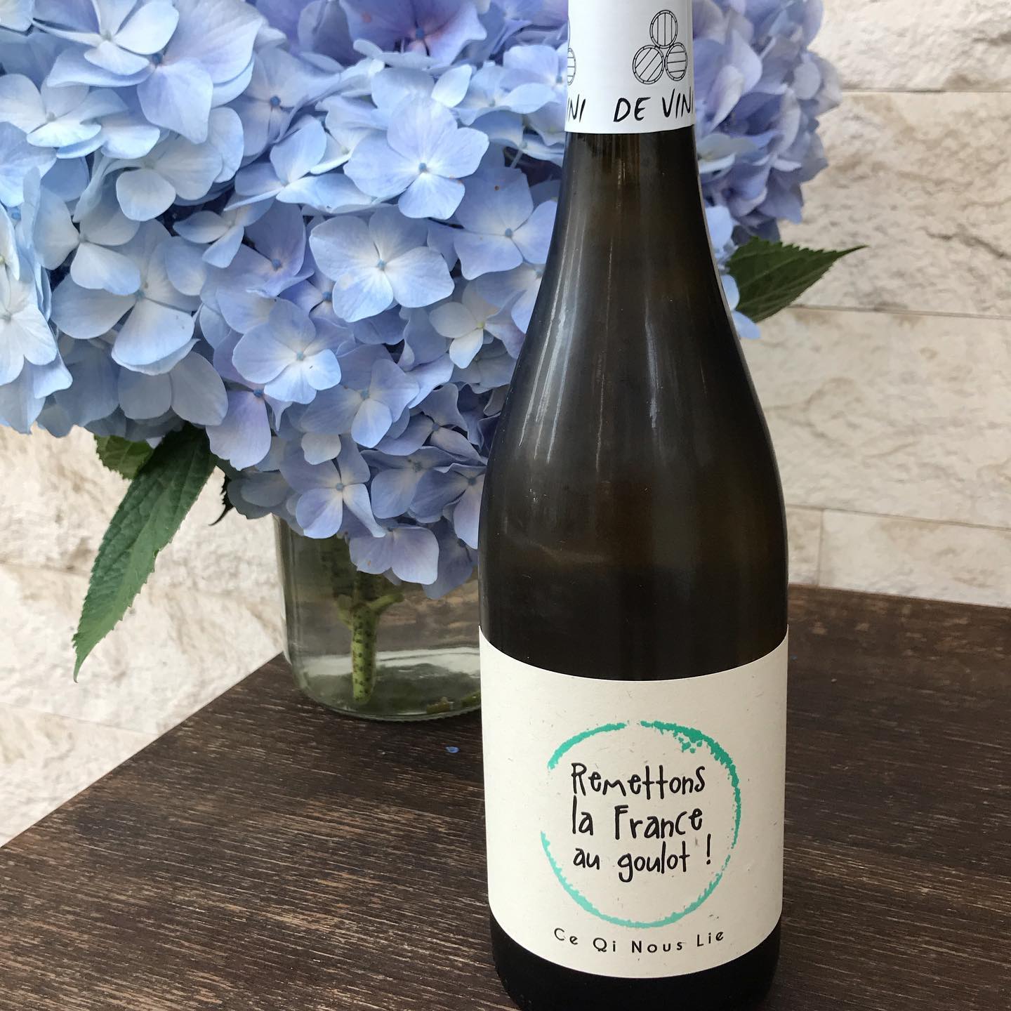 ヴィ二リーヴルのミュスカデこれ美味いよ！ぐびぐびいけます。グラスで開けてます。是非飲んでみて！本日6/20も17時から23時(OS22時)まで通常営業してます。#イルフェソワフ #ワイン#日本酒 #薬院#警固