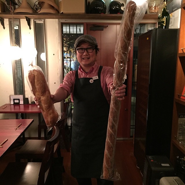 お客様からのいただきもの。長〜いバケット？！ ちなみに右手に持ってるものはうちでお出ししてるバケット