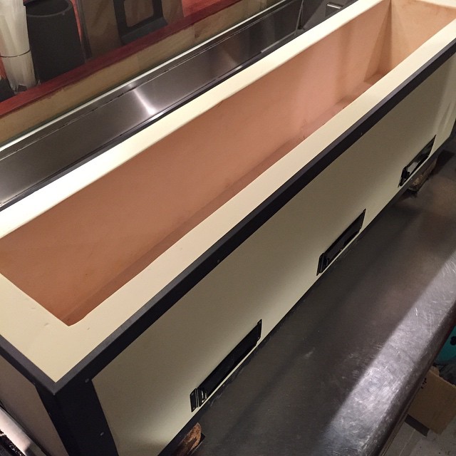 新年にあたり、気持ちも新たにニュー炭火コンロに交換。特注品の能登産の切り出し七輪、もう作れる職人さんが少なく希少品。大事にします！