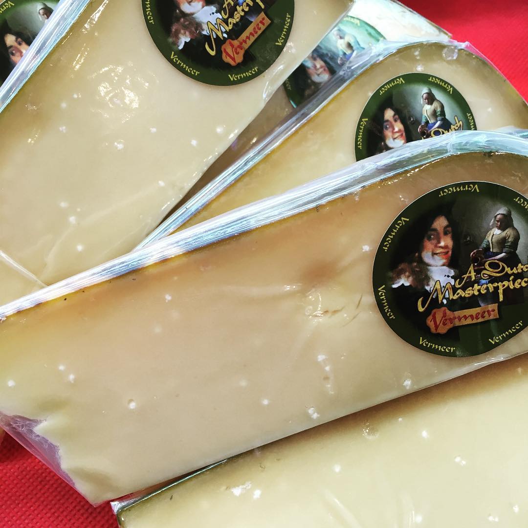 8月30日のチーズとワインの会、現在一部、二部とも申込み受付中です！今回のひとつめのチーズは、「フェルメール」というオランダのセミハードから始まりま〜す！