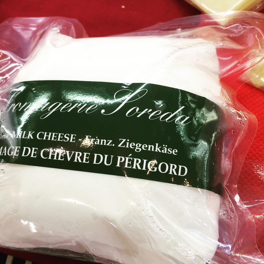 お盆休みのお知らせ13日  通常営業14日から17日  休業18日  通常営業よろしくお願いしますm(_ _)mチーズ会のチーズ(その3)フランスのシェーブル  トーピニエールおまんじゅうのようなユニークな形をしてます。
