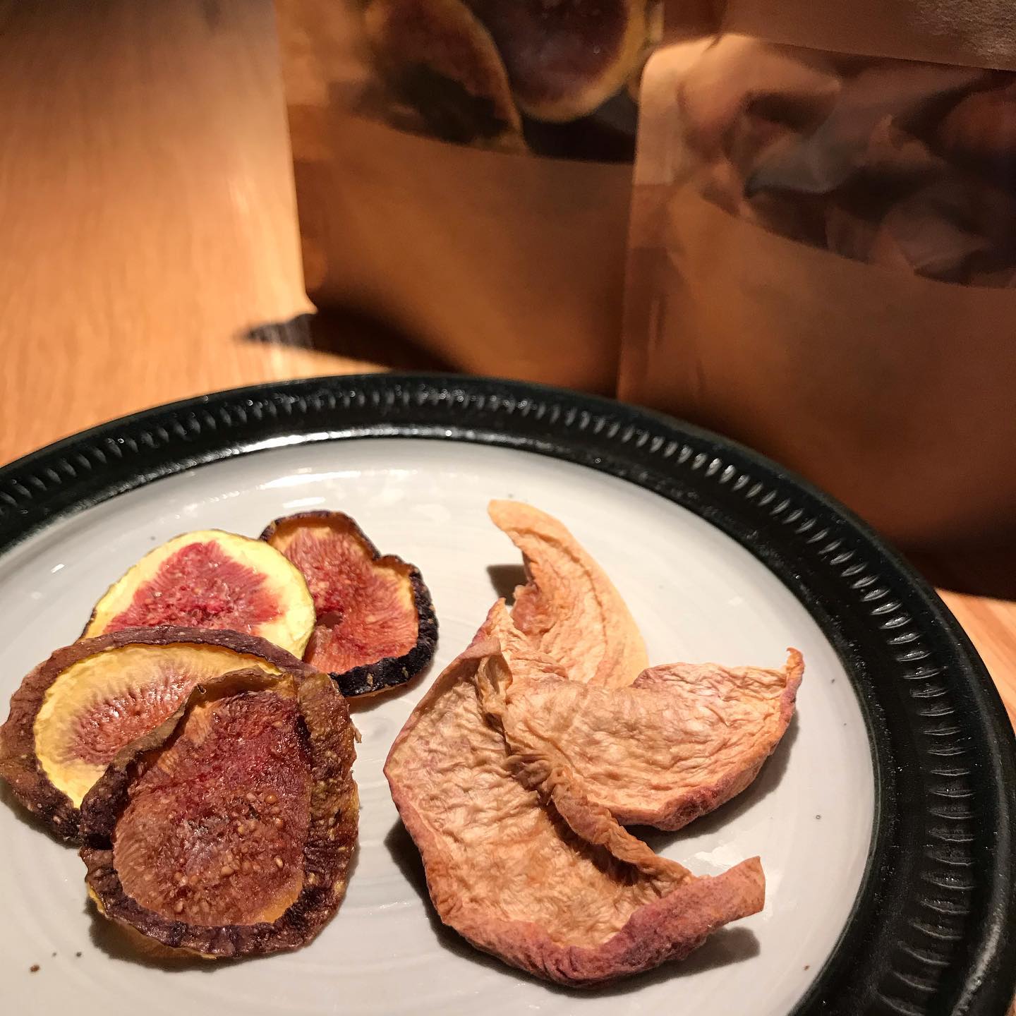 ドライフルーツに新しくイチヂクと桃が入荷しました。どちらも福岡産で無果糖のものです。ワインや日本酒と一緒にいかがでしょうか？今日9/10も17時より営業です。#イルフェソワフ #ワイン#日本酒 #薬院#警固#福岡産のドライフルーツ