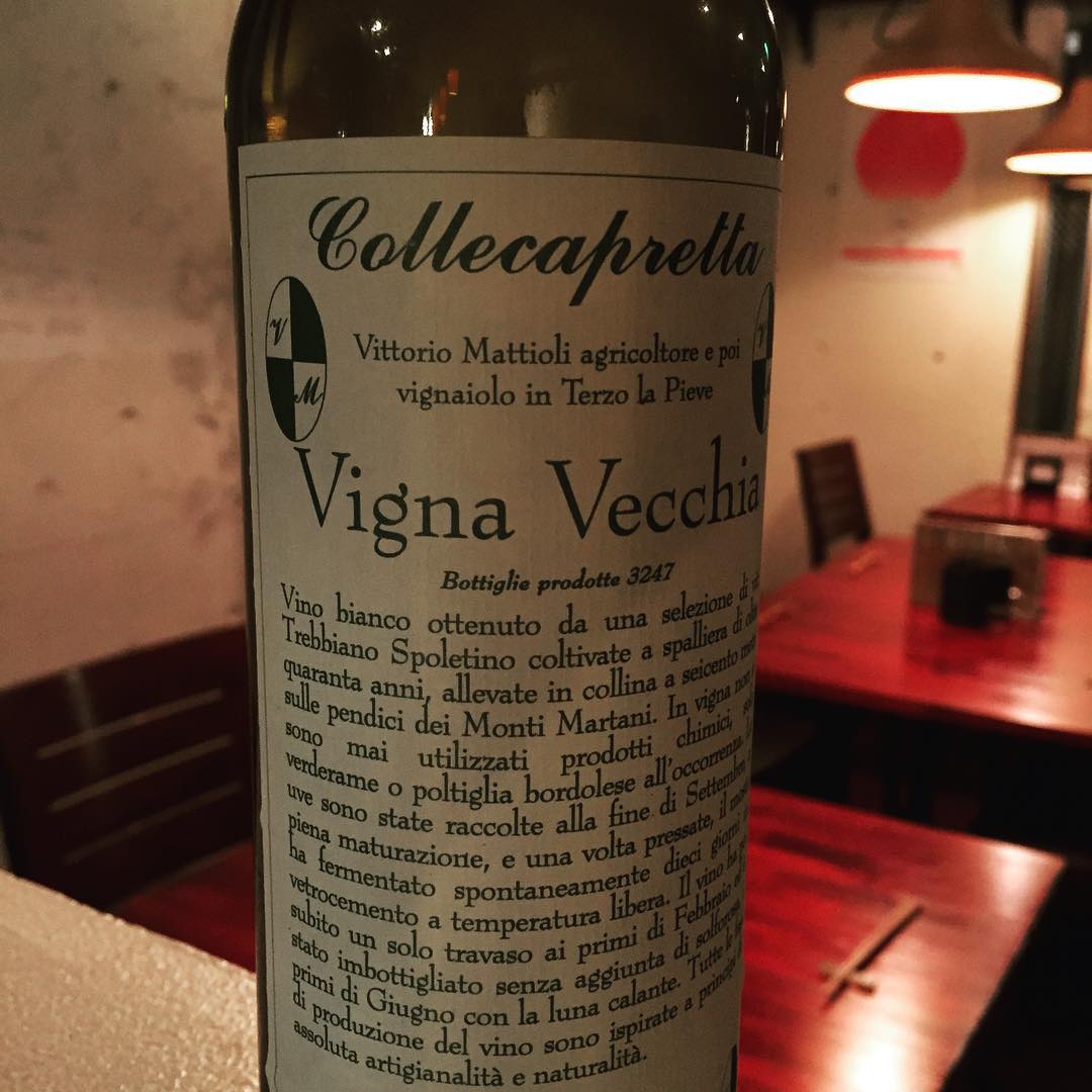 ウンブリアの田舎ワイン、コッレカプレッタ。ドロップのような甘く複雑な味わい。これ美味いわ〜グラスでどうぞー＼(^o^)／