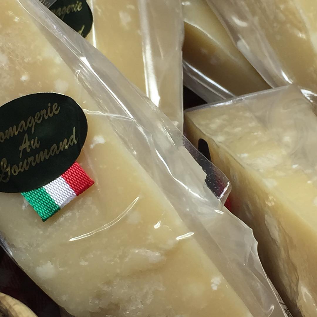 チーズ会のチーズ(その5)イタリアの有名なハード系チーズ「パルミジャーノ・レッジャーノ」今回は熟成違い(13カ月、24カ月、36カ月)の食べ比べをしまーす(^O^)／ 一部はまだお席があります。気になってる方はお早めの申込みを！