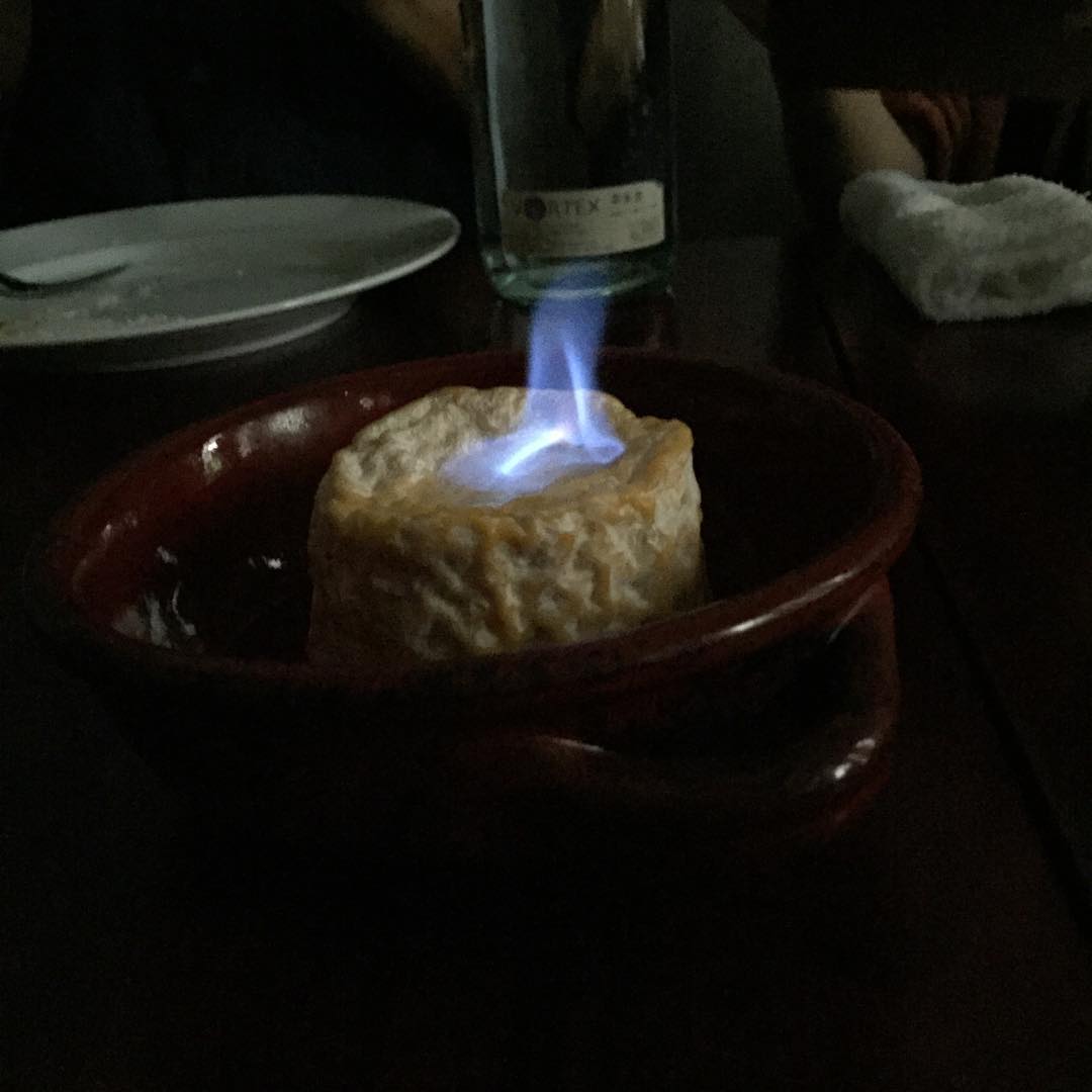 ラングルにゲヴェルツのマールをかけて火を点ける。なんとも贅沢な演出。