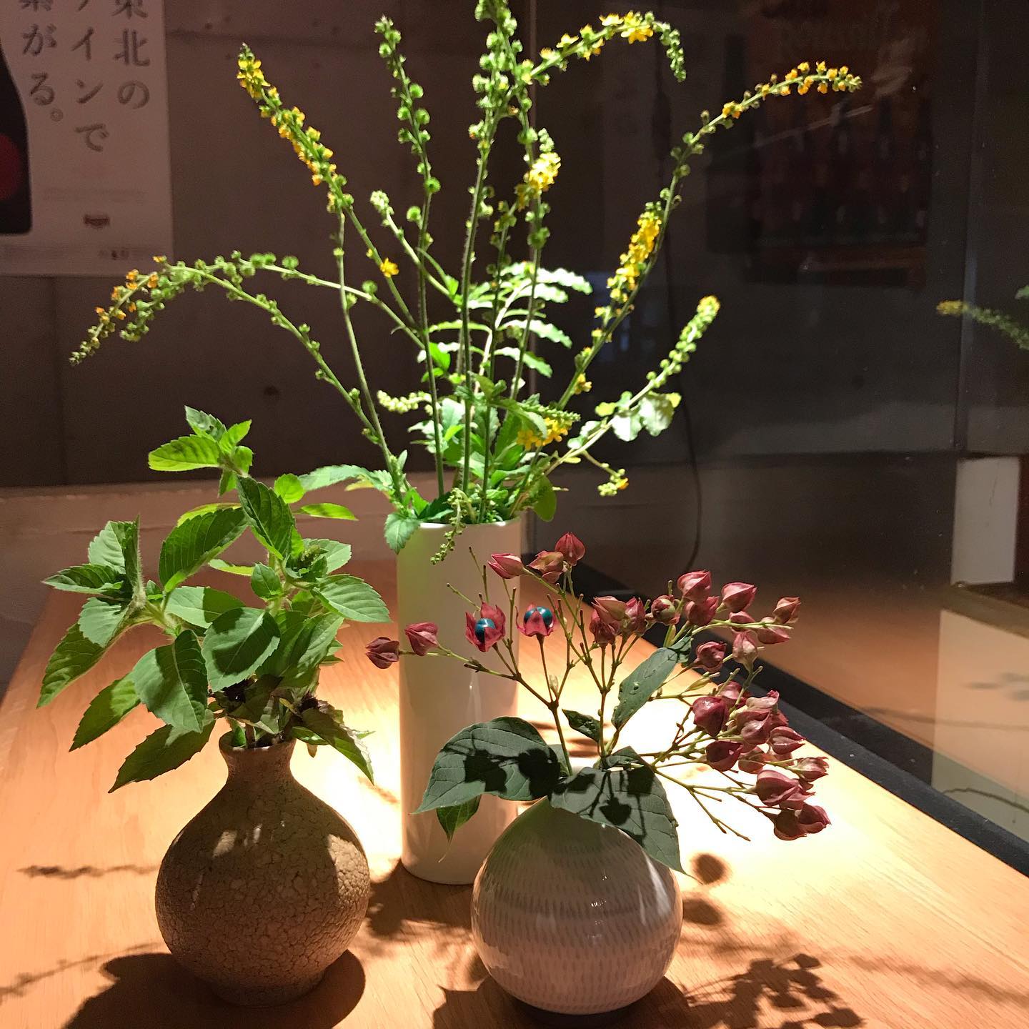 畑の傍に咲いてる草も、花器に生けてあげてば輝きますね〜本日9/15も17時より営業してます。よろしくお願いします。#イルフェソワフ #ワイン#日本酒 #薬院#警固