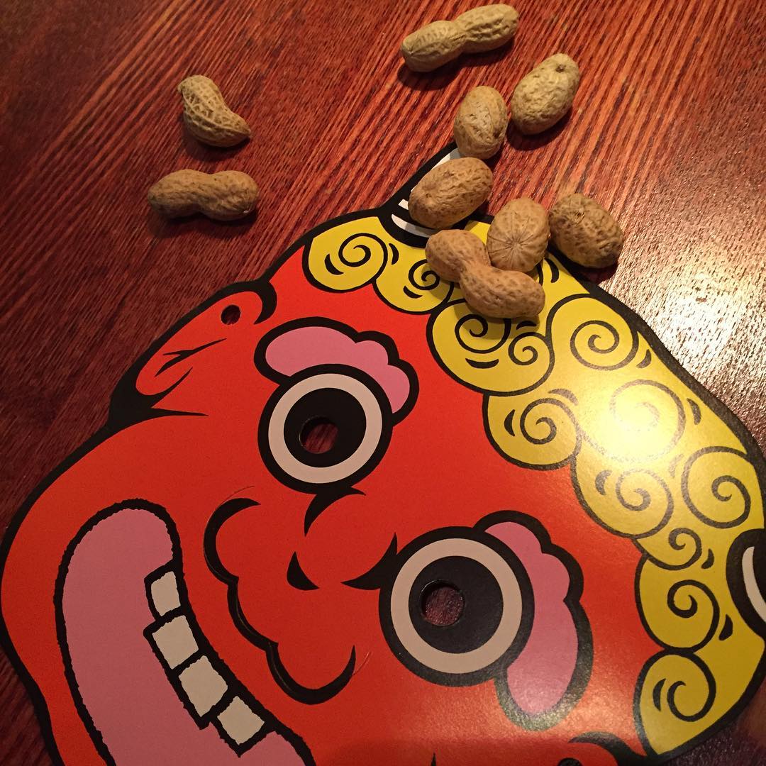 今日は節分。毎年T酒店の配達スタッフを鬼にして、豪速球で豆を投げつけます。