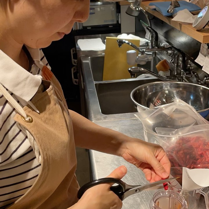 昨年収穫して乾燥させてた唐辛子をミルサーで粉末に！挽きたては辛い香りが目にきます。今年の唐辛子も順調に育ってます♪今週いっぱいは20時までの時短営業です。#イルフェソワフ #ワイン#日本酒 #薬院#警固#感染防止宣言ステッカー貼ってます#自家採種#命を繋ぐ