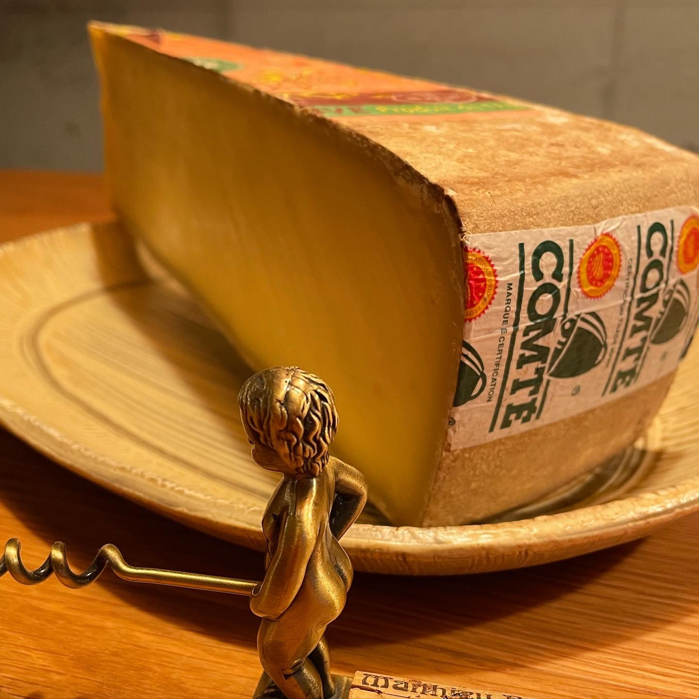 大きなカットのチーズが入ると幸せな気持ちになります。このコンテチーズはグラタンに載せてます。#イルフェソワフ #ワイン#日本酒 #薬院#警固#焼き鳥#12が月のコンテチーズ#ジュラのチーズ