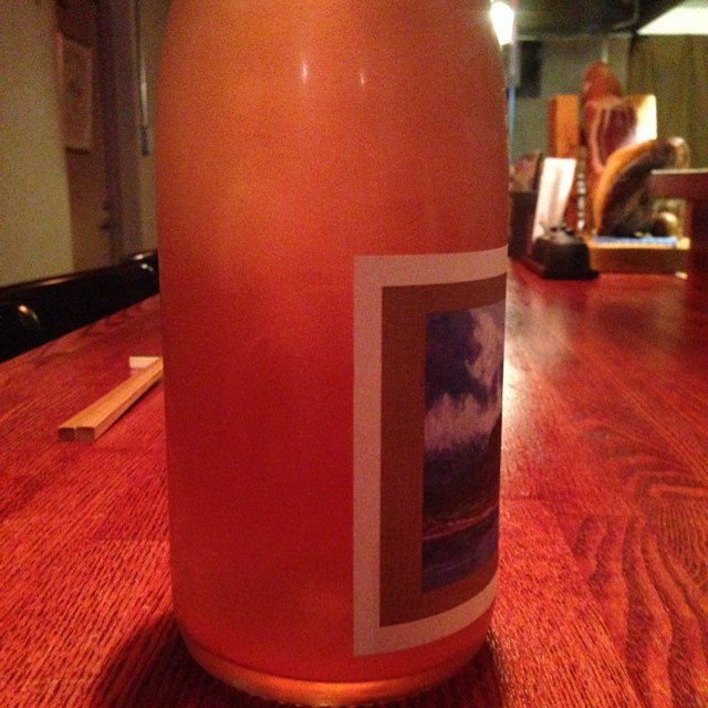 今日グラスで開けてるワイン!エチケットチラ見せで分かるかな?ヒント、日本のワインですよー