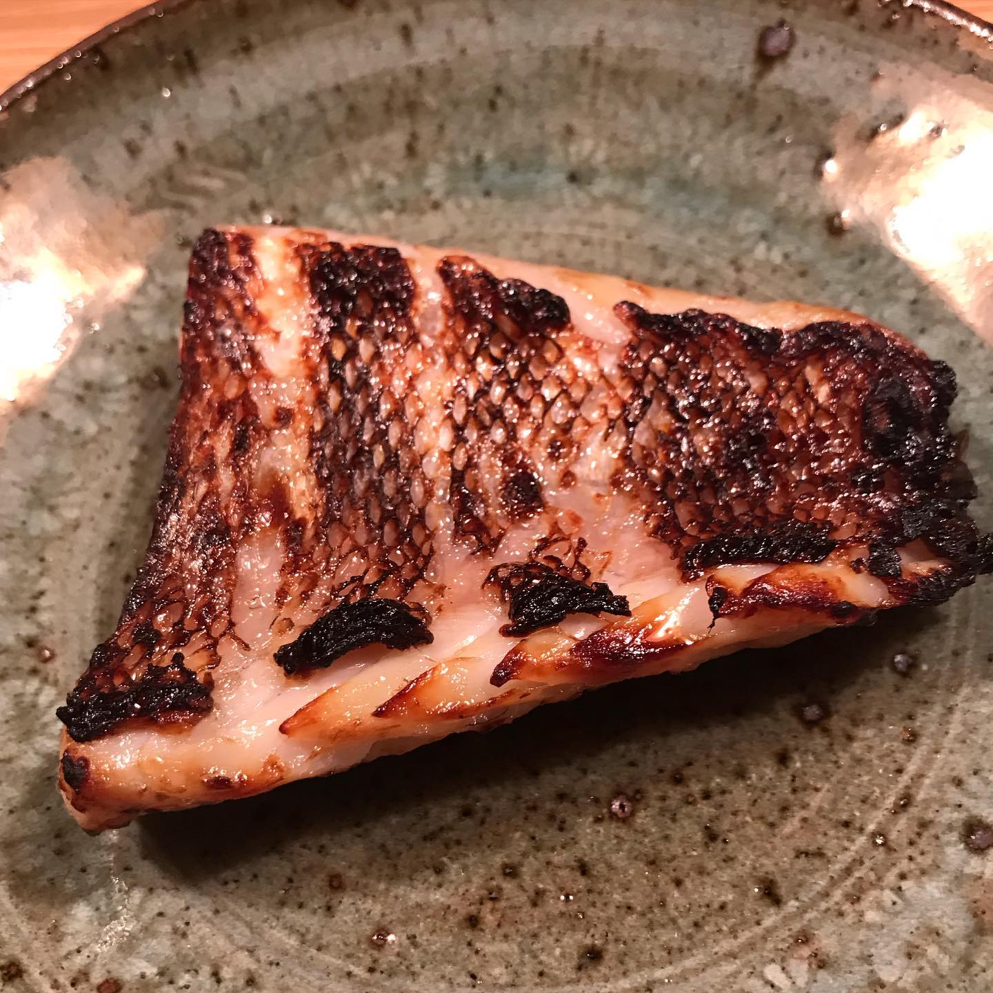 今日5/12のテイクアウトメニューです。明日5/13はお休みいただきます。今日は炭火焼きにお魚があります。本日の持ち帰りメニュー※ワインのボトルお持ち帰り販売もできます。2200円〜ー炭火焼きー・博多一番鶏のモモ肉と焼き野菜　1350円・唐津産豚肩ロースと焼き野菜　1760円・本日の鮮魚(アコウ)と焼き野菜　1760円　NEW!※画像はイメージです。先日のアマダイの画像です(^^;・手羽先のスモーク　1本　250円ーその他ー・前菜のいろいろ盛り合わせ　1350円・大庭さん(須恵町)の気合の入った野菜サラダ　460円・前菜盛り合わせ内の単品選んで2種　550円全て税込営業時間　14時ー20時　炭火焼きは16時のからお渡しとなります。イルフェソワフ　713-4550 福岡市中央区警固1-4-7 ※炭火焼きはお時間がかかりますので、お電話にて来店時間をお知らせください。持ち帰り容器の持参大歓迎です！ 20センチくらいの丸皿や角皿でOK！ワインのボトル持ち帰りもできます。いつものように相談しながら選びますねー  #イルフェソワフ #ワイン#日本酒 #薬院#警固#炭火焼き#テイクアウト福岡#おもちかえりなさい福岡#おもちかえりなさい福岡中央区#テイクアウトワイン福岡#持ち帰りワイン福岡